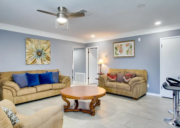 Ultimate Group Getaway: Patio + Pool! Phoenix