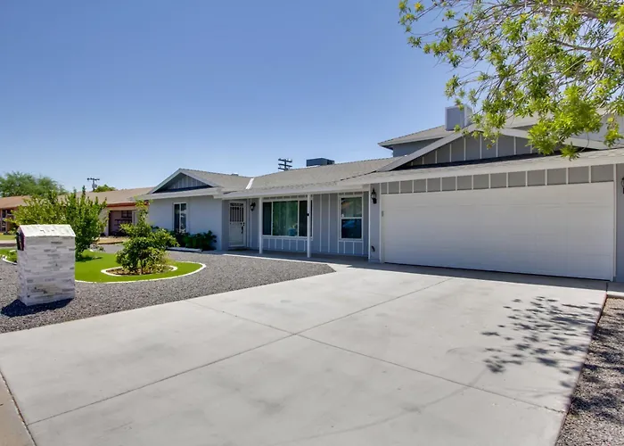 Ultimate Group Getaway: Patio + Pool! Phoenix