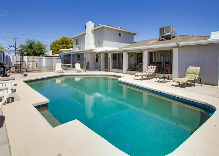 Dom wakacyjny Ultimate Group Getaway: Patio + Pool! *